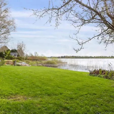 Luxury Lakeside Retreat Apartment