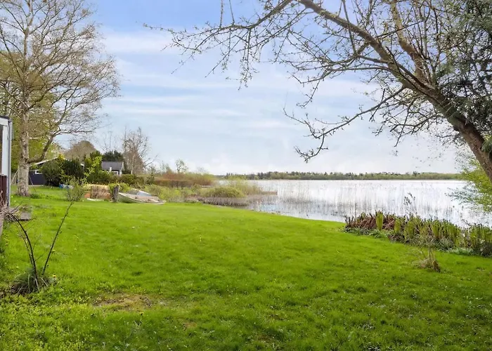 Luxury Lakeside Retreat 公寓